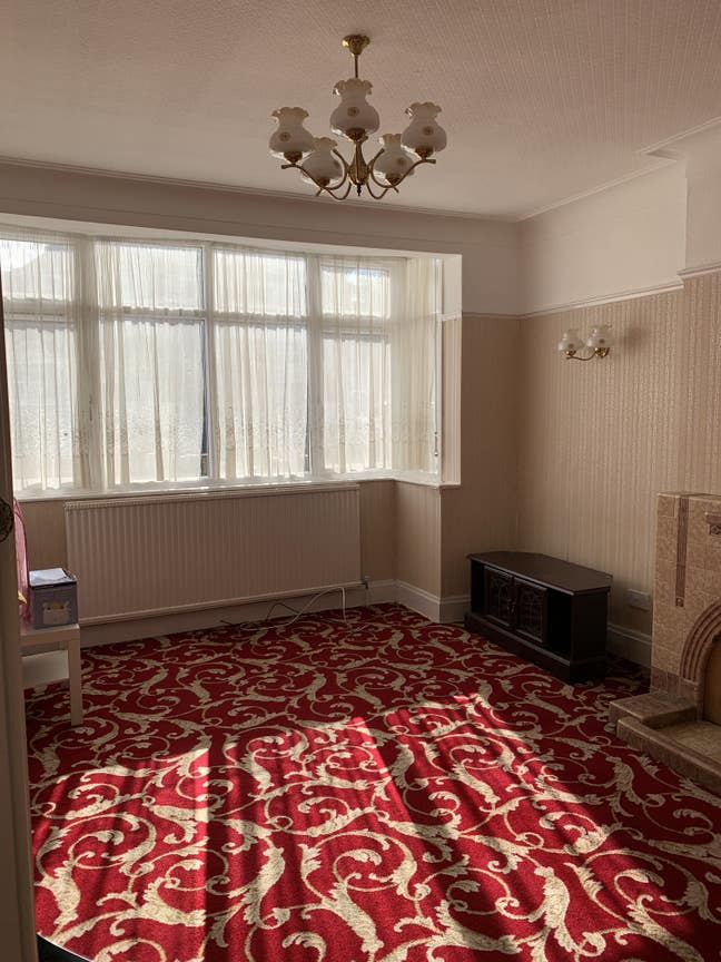 Spacious and clean double Room close to tube.  Main Photo