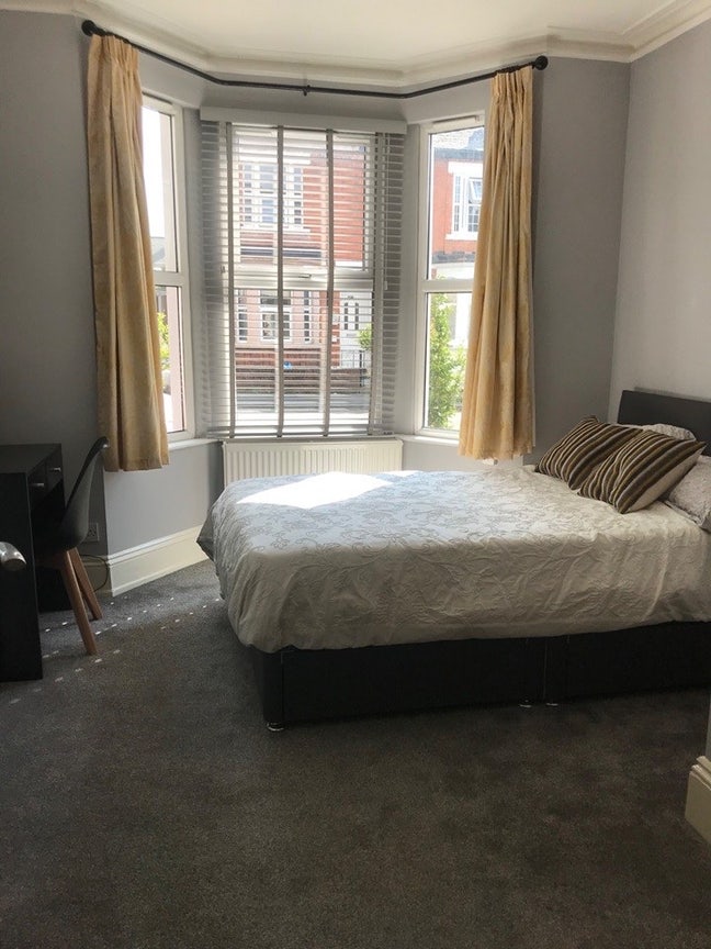Lovely comfy double bedroom with en-suite  Main Photo