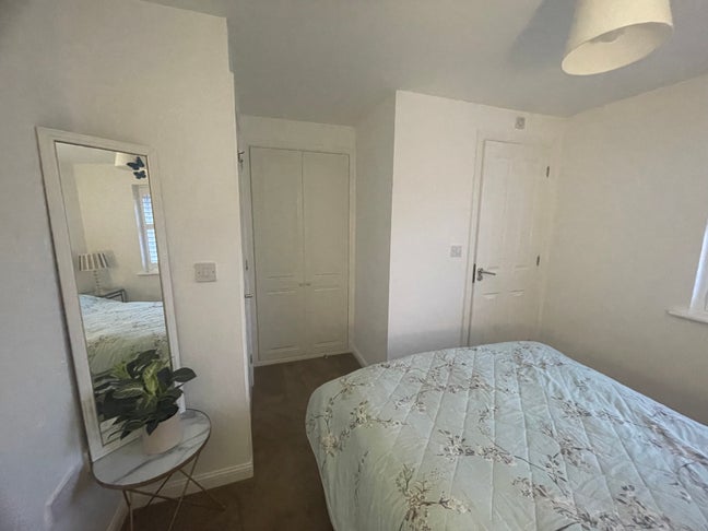 Mon–Thurs room – ideal for professional commuter Main Photo