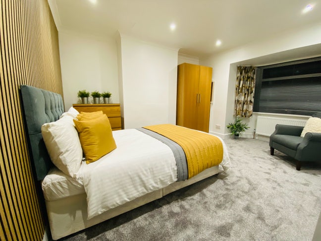 Double Room with off Road Parking Main Photo