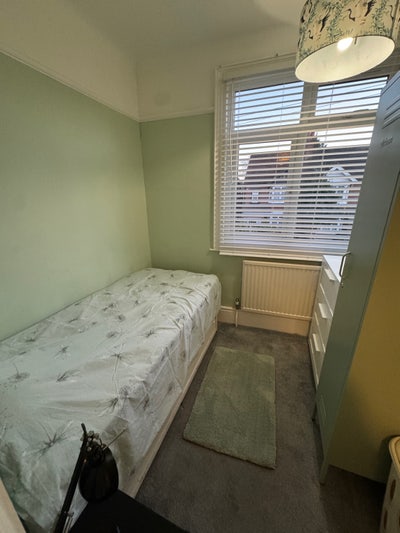 Lovely single room available in Upton Main Photo