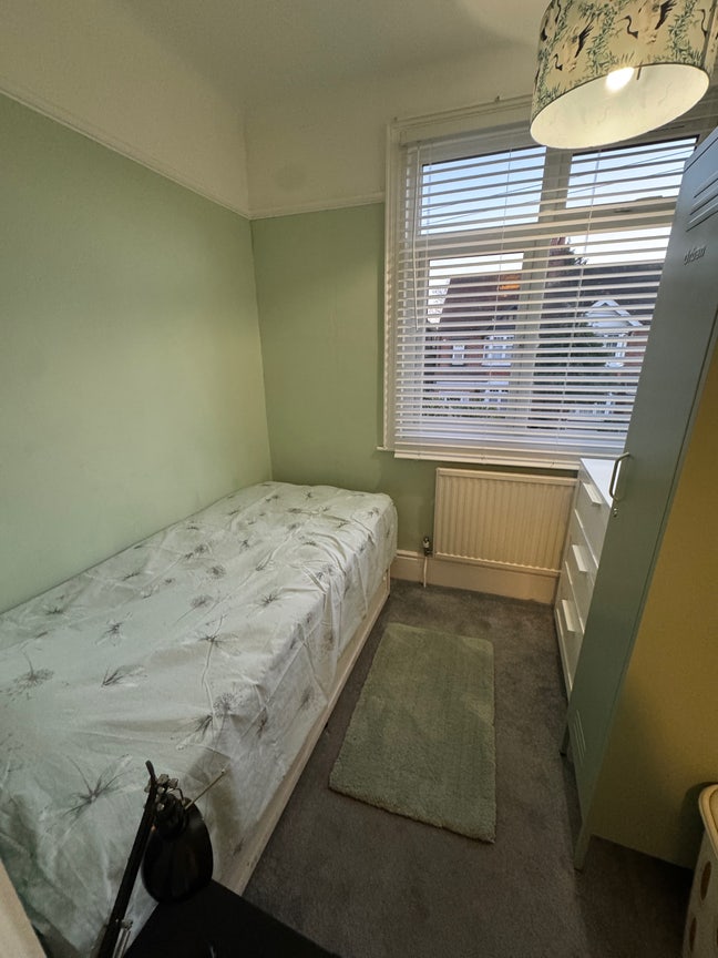 Lovely single room available in Upton Main Photo