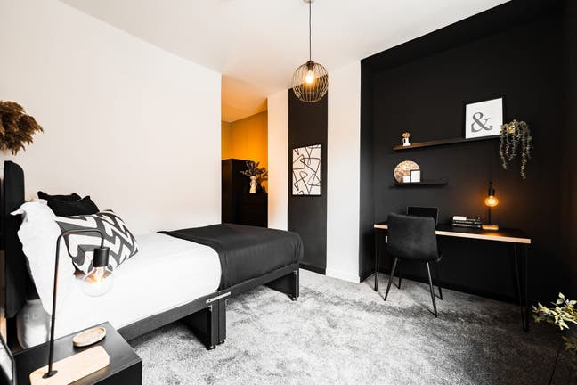 Spacious Double Room in Female House - bills inc Main Photo