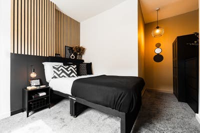 Spacious Room with Private Bathroom - Female House Main Photo