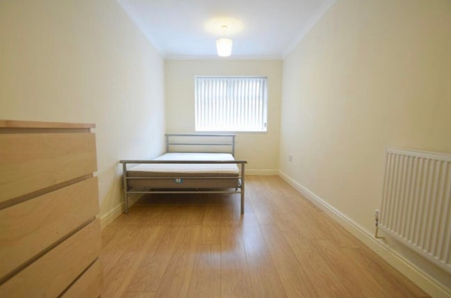 Room in 2 bed flat, available in May Main Photo