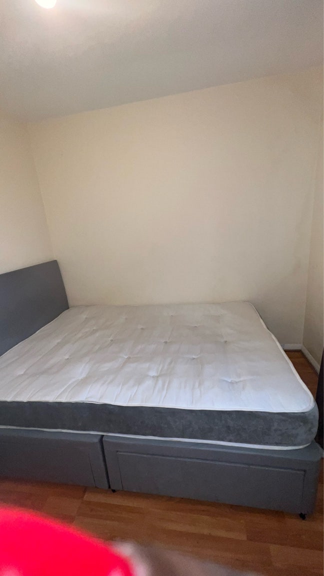 Comfortable double Bed for rent  Main Photo
