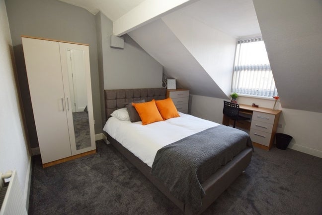 Available Now Double Room B12 Main Photo