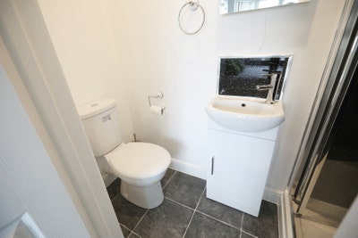 Ensuite double bedroom Available NOW B23 Main Photo