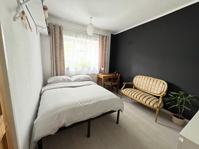 Quiet bedroom  close to RCA and Battersea Bridge  Main Photo