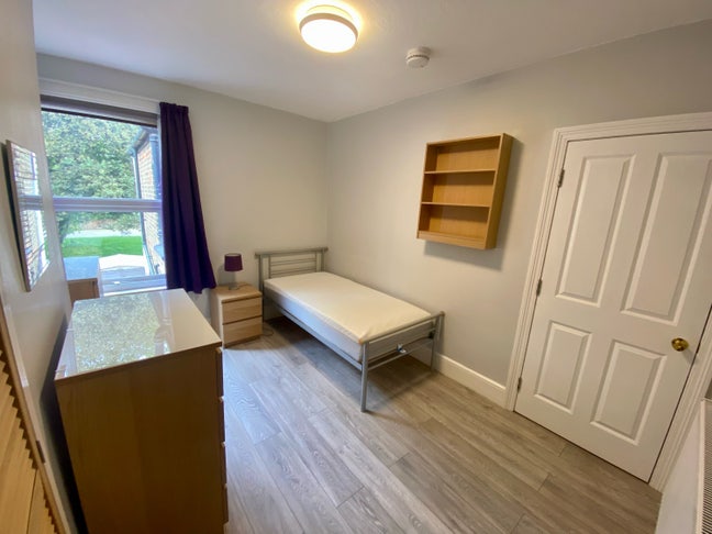 Single fully furnished room in Watford Town Centre Main Photo