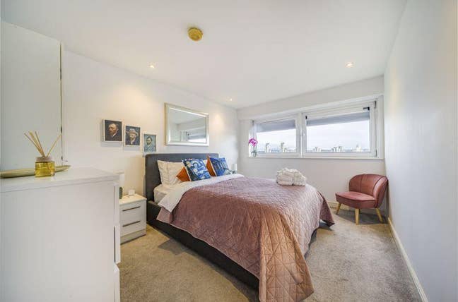 Double room available in a beautiful riverside apt Main Photo