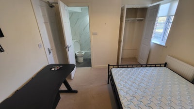 Double En-Suite Room - Next to Earlstrees Industry Main Photo