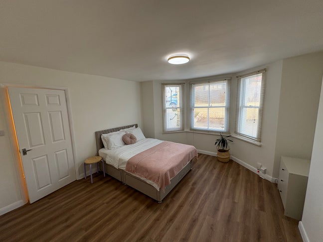 Spacious double room, Newly renovated + Garden Main Photo