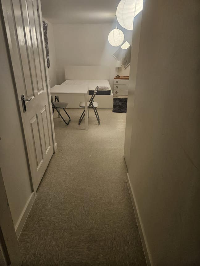 A spacious large bedroom  Main Photo