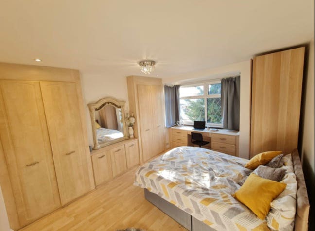 Spacious Double Room Available 🚆 14Min to Stn Main Photo