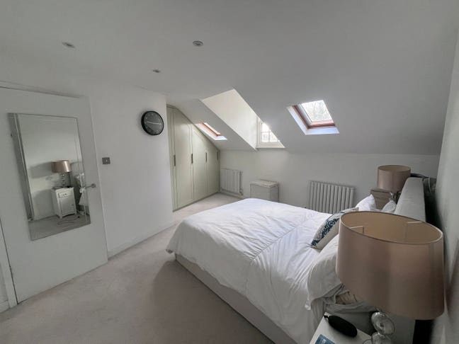 Master ensuite bedroom - Couples welcome Main Photo