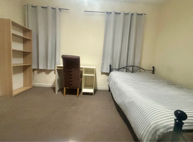 A  large room to rent &pound;700 bills included  Main Photo