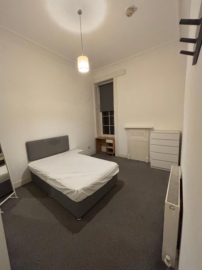 Double Room Available in West End Flat – Female St Main Photo