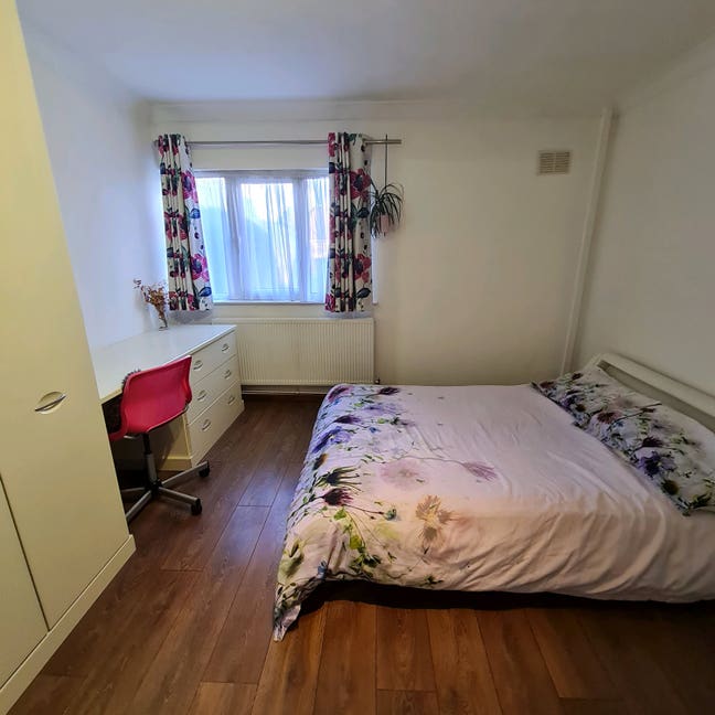 Double Bedroom in Family Home Main Photo