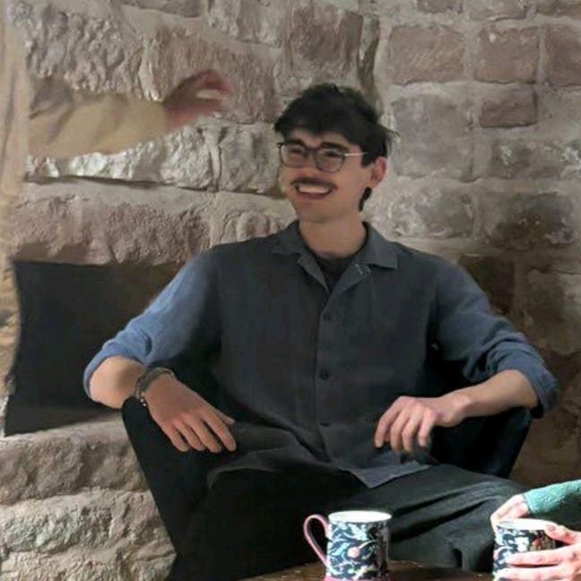 Creative professional lookin for a friendly flat  Main Photo