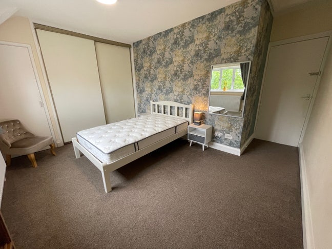 Spacious Double Room 🏡 All Bills Included!  Main Photo