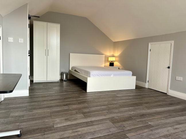 Amazing penthouse room near Sutton station/High st Main Photo