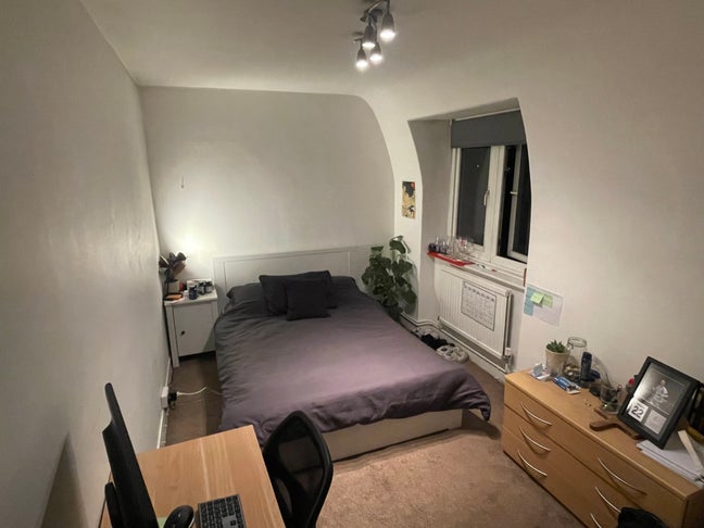 Spacious Double Room in friendly flat share Main Photo