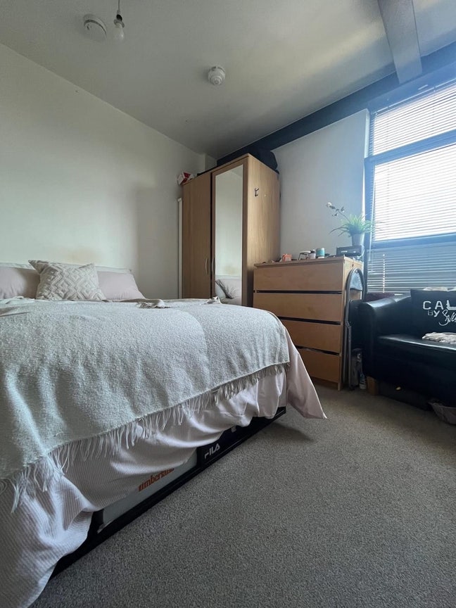 Double Room available in 3 bedroom flat. E15 Main Photo