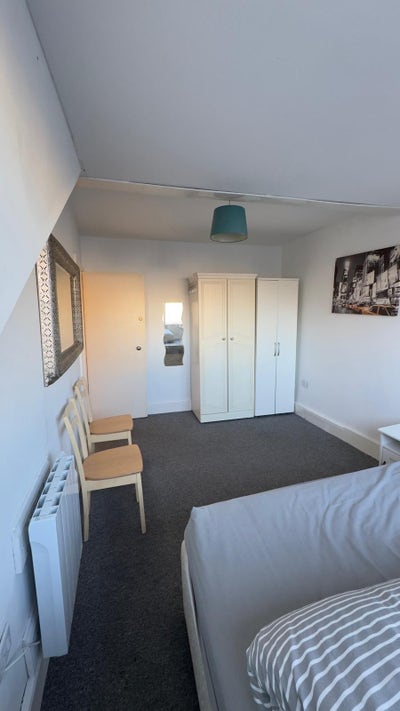 Large Double Room Up Near Pure Gym/Primark Main Photo
