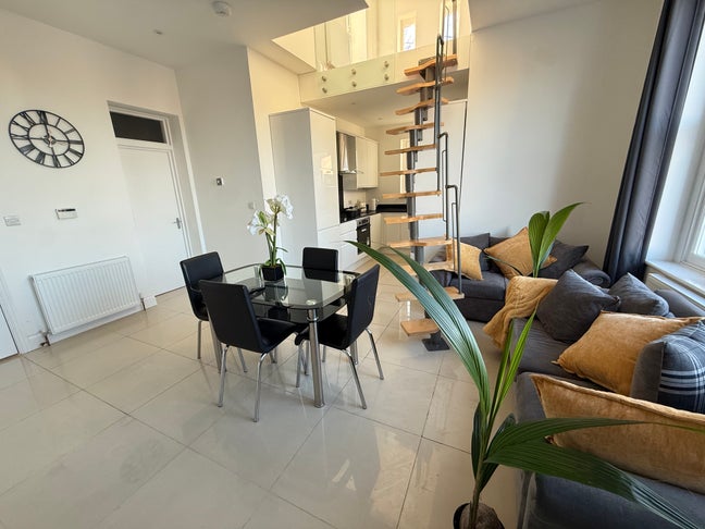 Luxury 4 Bed 4 Ensuite Apartment Croydon  Main Photo