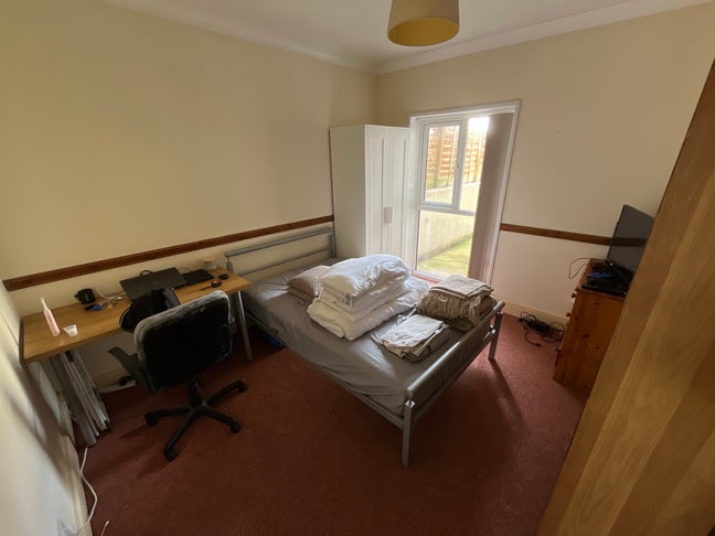 1 Bedroom available in shared house Main Photo