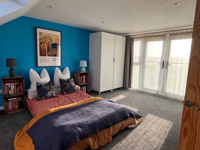 Bright en-suite in friendly 3 person house share Main Photo