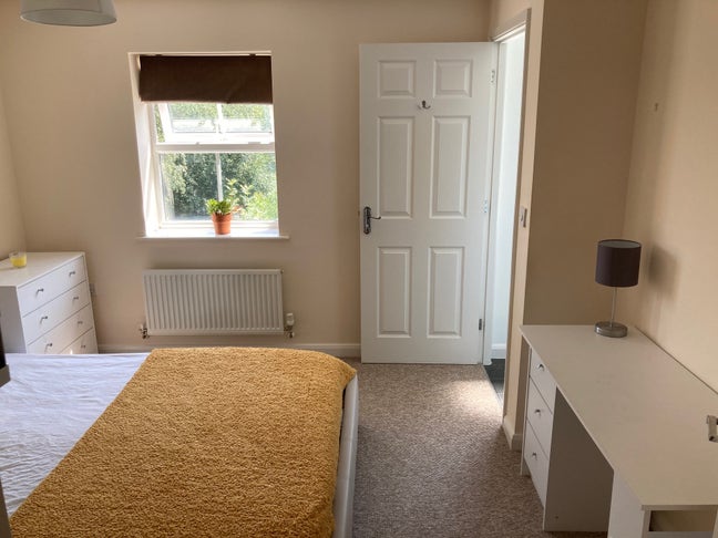 Large Ensuite Room by Train Station Bills All In Main Photo