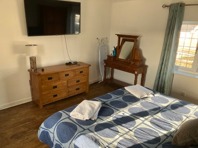 Double room in large shared house in wall heath Main Photo