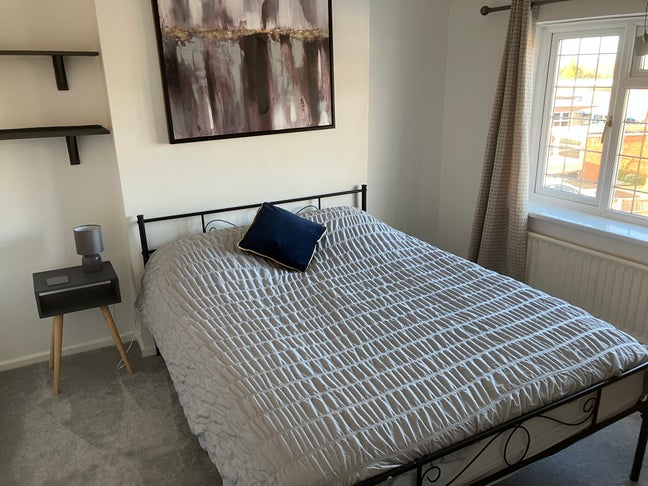 Double room in large shared house in wall heath Main Photo