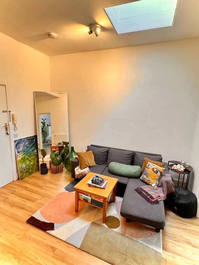 1 Double Bedroom in 2 bed Flat Earls Court  Main Photo