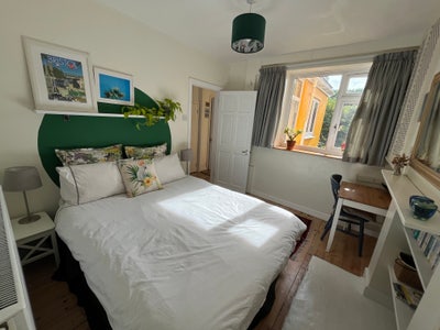 Clean double room in Totterdown, week days only Main Photo