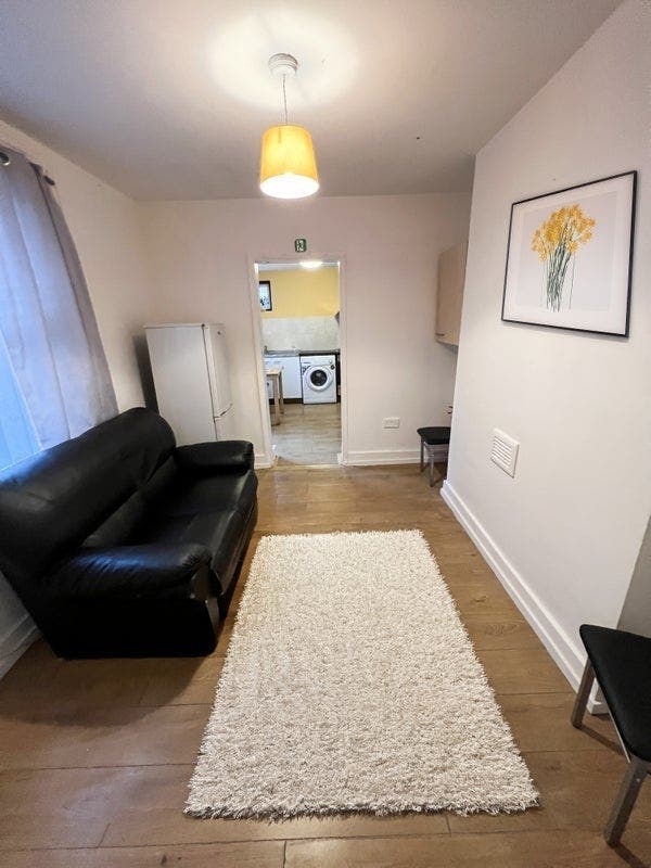 Cozy Room in Queens Park - Move ASAP! Main Photo