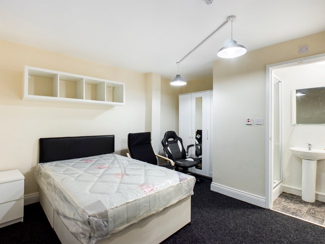 Studio Available now on Borough Road  Main Photo