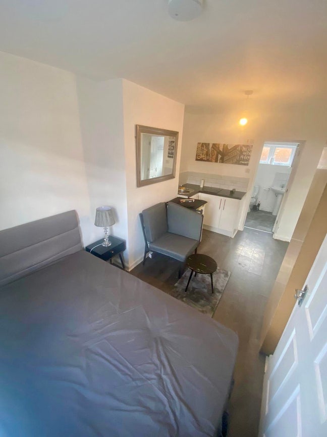 Studio room to let! CV6 Main Photo