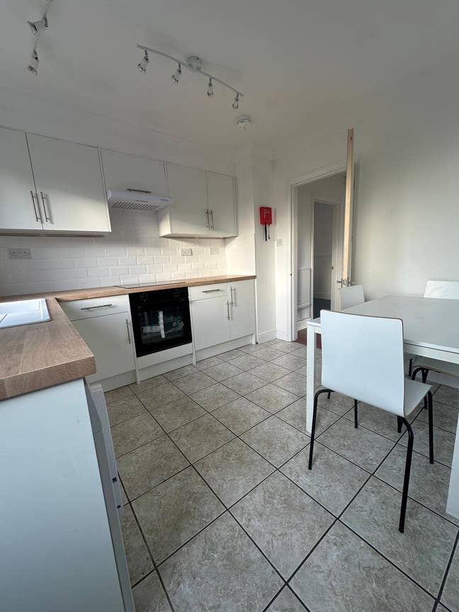 Professional House Share – 4-Bedroom HMO |  Main Photo