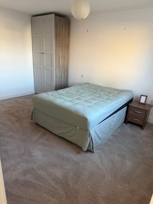 Extra large double room close to A12/train station Main Photo