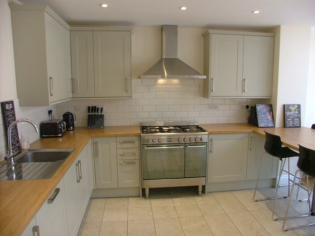 Stunning house and ensuite room for professional Main Photo