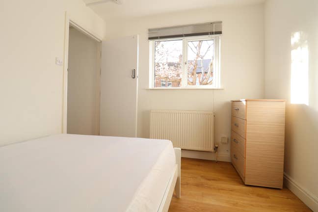 Cheap Room Next to Victoria Line! Main Photo