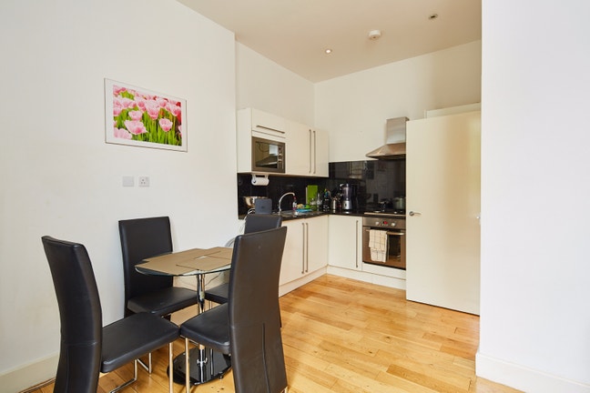 2 Bedroom Flat available in Queens Park. NW6 Main Photo