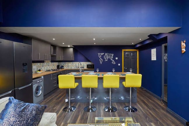 2Rooms in a 5-Bedroom House Share with shared bath Main Photo