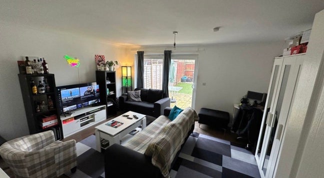 Single Room in 3 Bedroom House Main Photo