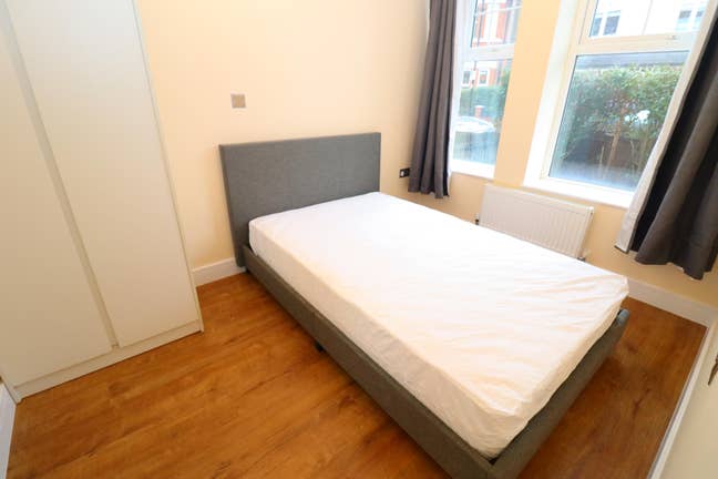 Elizabeth Line 🟣 | Hanwell W7 | Modern Room for S Main Photo