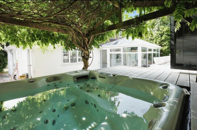 4/5 Bedroom Property In Brighton With Hot Tub Main Photo