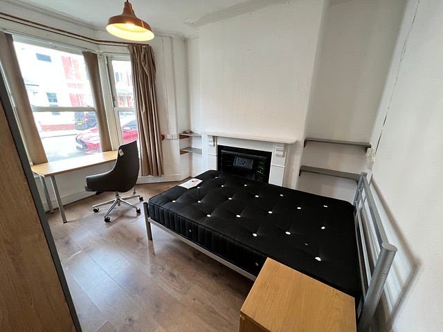 Room in all girl’s student house for rent! Main Photo